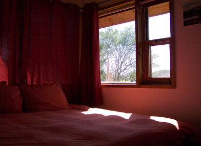 חדר שינה ועץ בחלון