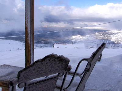 שני כיסאות לנוף בשלג