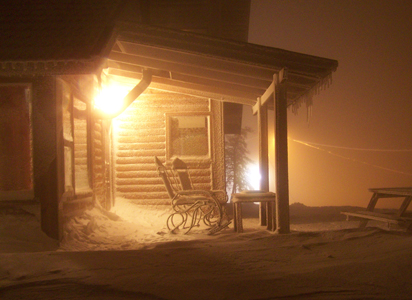 המרפסת בשלג בלילה